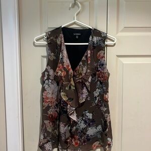 Flowy flower blouse. Ruffled on the neckline.